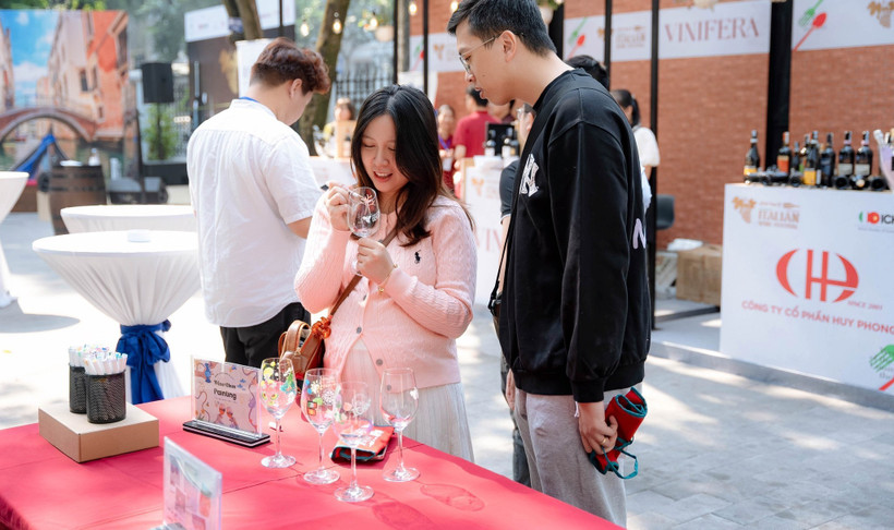 Sự kiện tôn vinh những biểu tượng đặc trưng nhất của truyền thống ẩm thực Italy: bột mì và bánh mì, rượu vang... (Ảnh: ĐSQ)