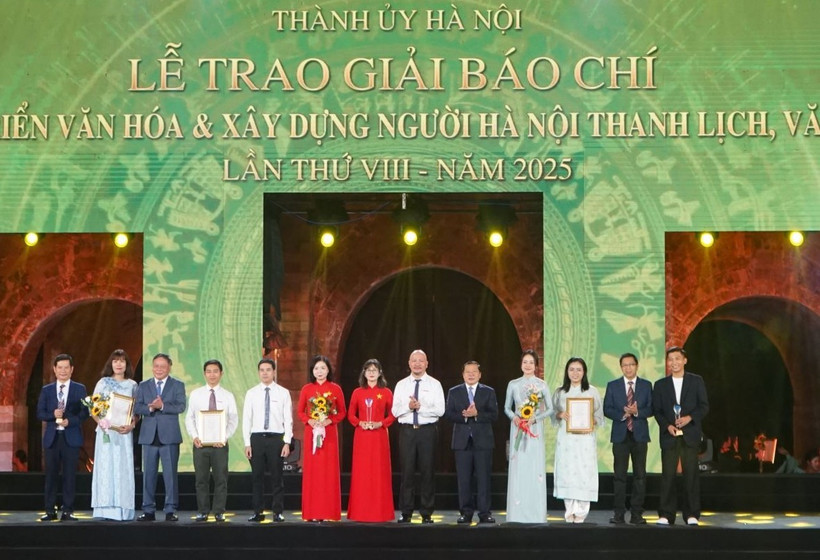 Các tác giả, nhóm tác giả được trao giải A tại lễ trao giải báo chí về phát triển văn hóa và xây dựng người Hà Nội thanh lịch, văn minh. (Ảnh: CTV/Vietnam+)