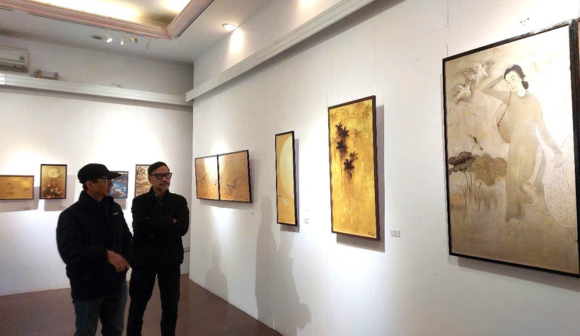 Khách tham quan chiêm ngưỡng một số tác phẩm (mô phỏng) của họa sỹ Trần Phúc Duyên tại Trường Đại học Mỹ thuật Việt Nam. (Ảnh: Minh Thu/Vietnam+)