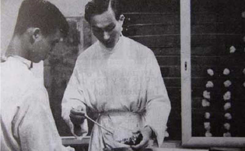 Giáo sư Đặng Văn Ngữ tại Khoa Ký sinh trùng, Đại học Y Dược. (Ảnh tư liệu)