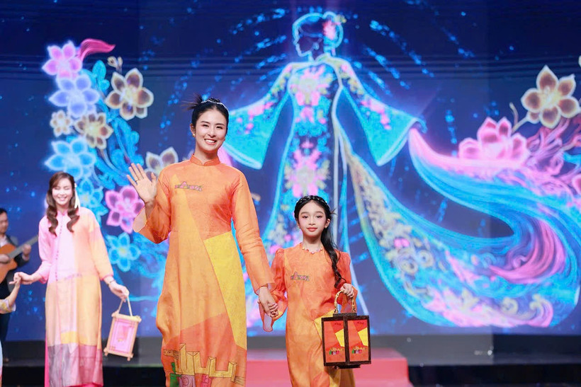 Hoa hậu Ngọc Hân tham gia chương trình gala "Tết Hà Nội trong mắt ta." (Ảnh: CTV/Vietnam+)