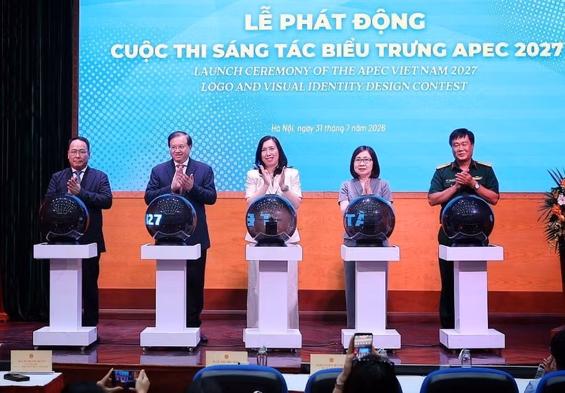 Các đại biểu thực hiện nghi thức phát động Cuộc thi sáng tác mẫu biểu trưng và bộ nhận diện hình ảnh APEC Việt Nam 2027. (Ảnh: Phạm Tuấn Anh/TTXVN)