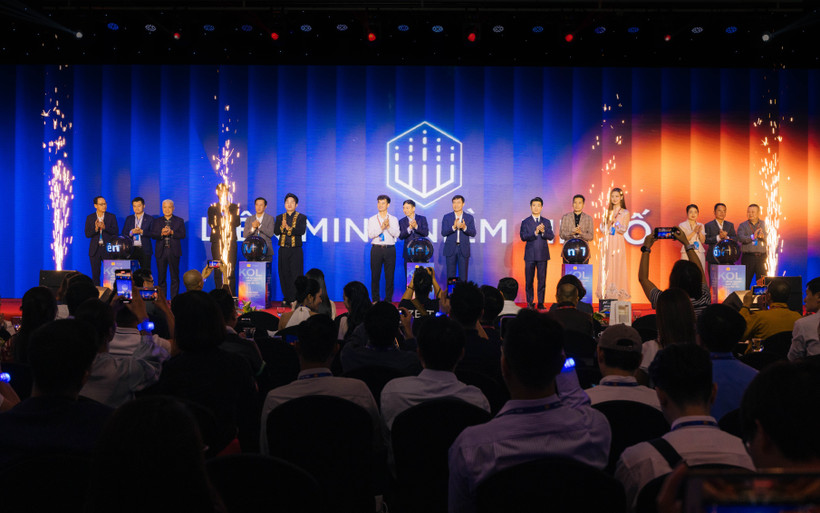 Đại diện cơ quan quản lý Nhà nước, doanh nghiệp và người nổi tiếng ra mắt Liên minh “Niềm tin số”. (Ảnh: PV/Vietnam+)