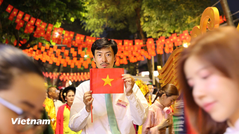 Rapper Đen tham gia diễu hành trong Lễ kỷ niệm A80. Vừa qua, Đen cũng là một trong những người nổi tiếng tham dự Hội nghị KOL do Cục Phát thanh, truyền hình và thông tin điện tử (Bộ Văn hóa, Thể thao và Du lịch) tổ chức. (Ảnh: Mai Anh/Vietnam+)