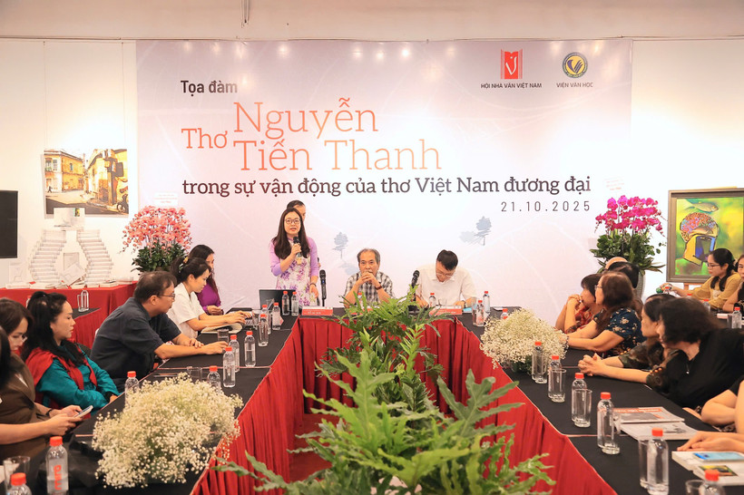 Tọa đàm “Thơ Nguyễn Tiến Thanh trong sự vận động của thơ Việt Nam đương đại.” (Ảnh: CTV/Vietnam+)