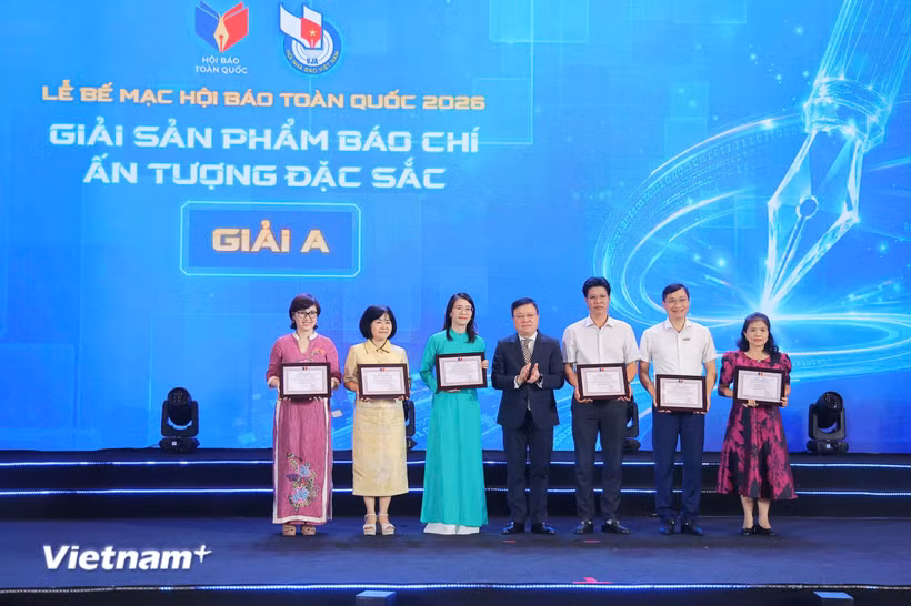 Tổng Biên tập Báo Điện tử VietnamPlus Trần Tiến Duẩn (thứ hai từ phải sang) nhận giải thưởng. (Ảnh: Hoài Nam/Vietnam+)
