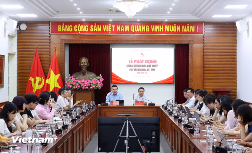 Tổng Biên tập Báo Văn Hóa Nguyễn Anh Vũ (trái) và Phó Chủ tịch thường trực Hội Nhà báo Việt Nam Nguyễn Đức Lợi chủ trì lễ phát động. (Ảnh: Trần Huấn)