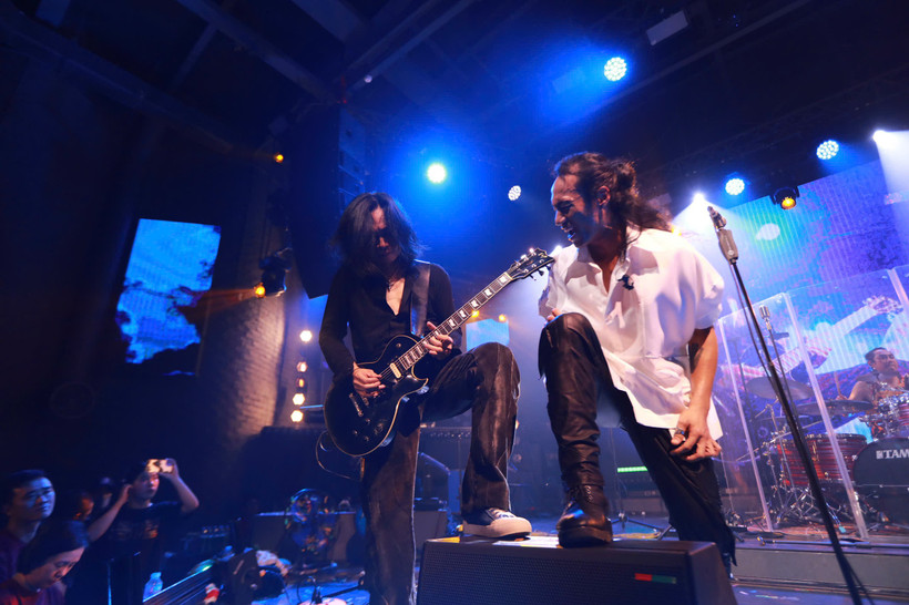 Đêm diễn “We are the Wall - 30 năm Bức Tường” tại Hà Nội tối 26/3 có sự tham gia của ca sỹ Phạm Anh Khoa (phải). (Ảnh: PV/Vietnam+)