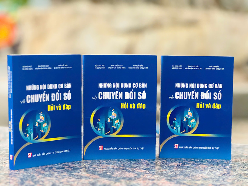 Cuốn sách cung cấp kiến thức cơ bản về chuyển đổi số. (Ảnh: PV/Vietnam+)
