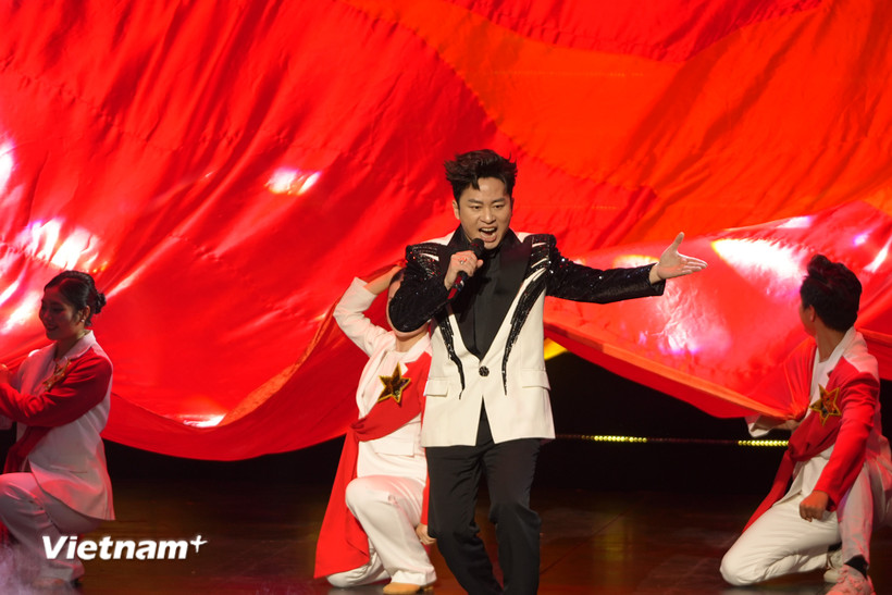 Mặc dù khán giả đang tò mò và hứng thú với những “giọng hát ảo”, “bản phối ảo” nhưng bắt tai, song chỉ những giọng ca thực lực mới có chỗ đứng lâu dài. (Ảnh minh họa: PV/Vietnam+)