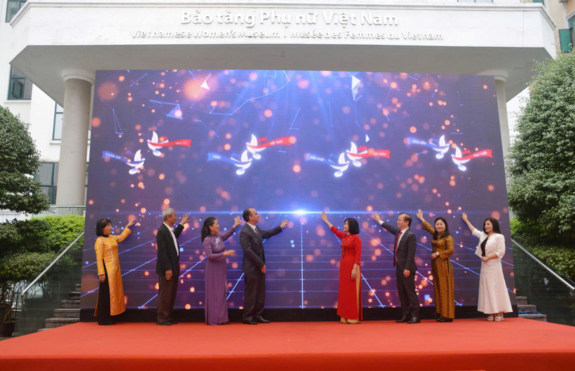 Các đại biểu thực hiện nghi thức khai mạc triển lãm. (Ảnh: CTV/Vietnam+)