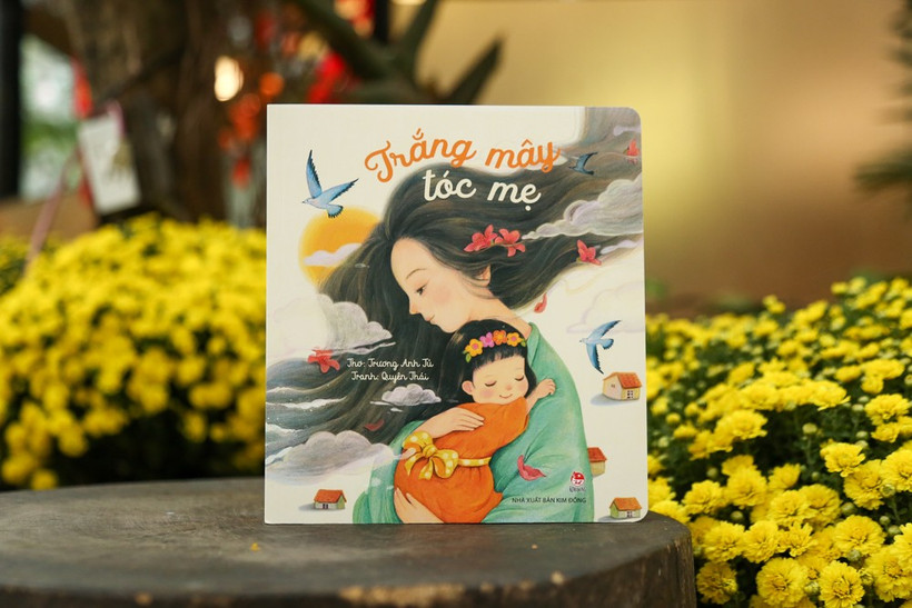 'Trắng mây tóc mẹ': Tập thơ thấm đẫm tình yêu quê hương và gia đình 