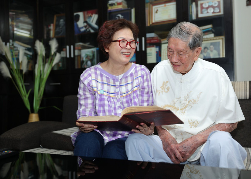 Nhạc sỹ Phạm Tuyên và con gái - nhà báo Phạm Hồng Tuyến. (Ảnh: FB)