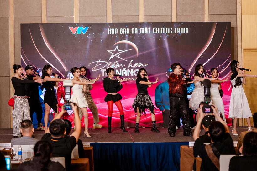 Top 12 thí sinh tài năng biểu diễn trong họp báo. (Ảnh: PV/Vietnam+)