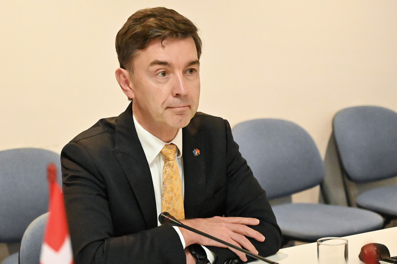 Đại sứ Liên minh châu Âu (EU) tại Việt Nam Julien Guerrier chia sẻ với báo chí trước thềm chuyến thăm của Chủ tịch Hội đồng châu Âu. (Ảnh: CTV/Vietnam+)