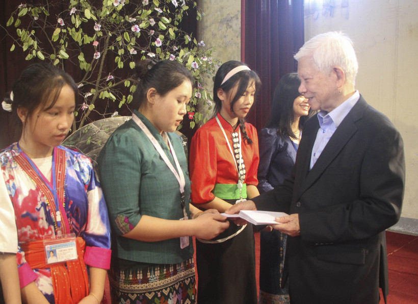 Nguyên Chủ tịch nước Nguyễn Minh Triết trao học bổng cho học sinh Trường Phổ thông Dân tộc nội trú tỉnh Điện Biên năm 2023. (Ảnh: Xuân Tư/TTXVN)