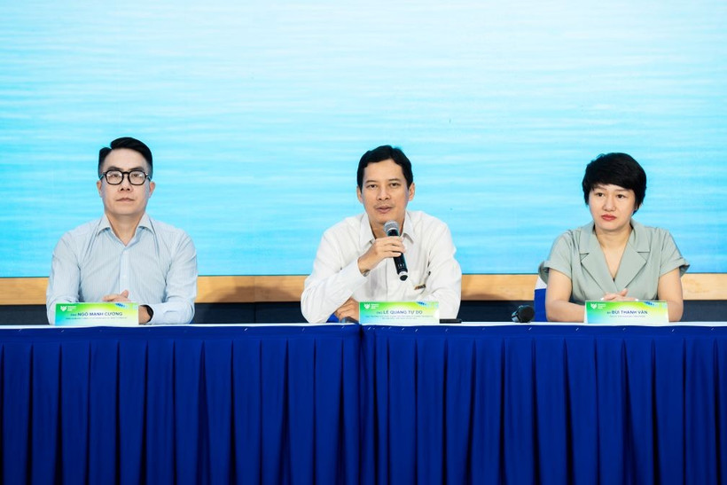 Ông Lê Quang Tự Do, Cục trưởng Cục Phát thanh, Truyền hình và Thông tin điện tử cùng đại diện Báo VnExpress và Công ty Cổ phần Dịch vụ trực tuyến FPT chủ trì buổi lễ công bố. (Ảnh: PV/Vietnam+)