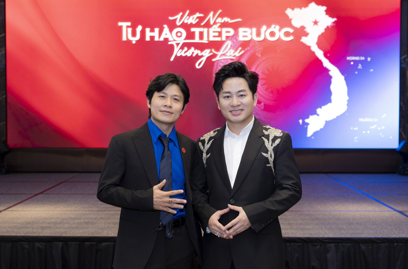 Nhạc sỹ Nguyễn Văn Chung và ca sỹ Tùng Dương trong buổi ra mắt MV ngày 14/8. (Ảnh: Mạnh Nguyễn/Vietnam+)