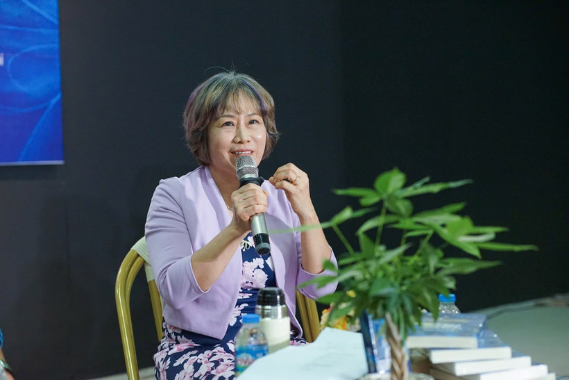 Phó Giáo sư-Tiến sỹ Nguyễn Phương Hoa vừa thực hiện chuyến book tour tại nhiều tỉnh thành để trao đổi phương pháp đồng hành cùng bệnh nhân trầm cảm. (Ảnh: CTV/Vietnam+)