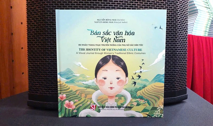 Cuốn sách phản ánh bản sắc văn hóa các dân tộc thể hiện qua trang phục. (Ảnh: Minh Thu/Vietnam+)