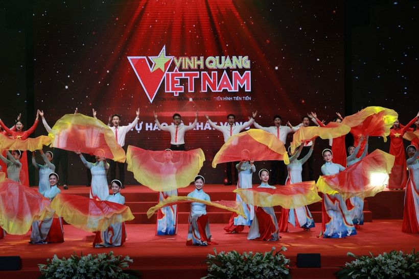 Phần biểu diễn nghệ thuật trong Chương trình “Vinh quang Việt Nam.” (Ảnh: BTC)