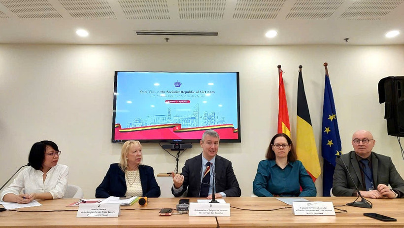 Đại sứ Karl Van Den Bossche (giữa) chia sẻ về chuyến thăm của Nhà vua và Hoàng hậu. (Ảnh: Minh Thu/Vietnam+)