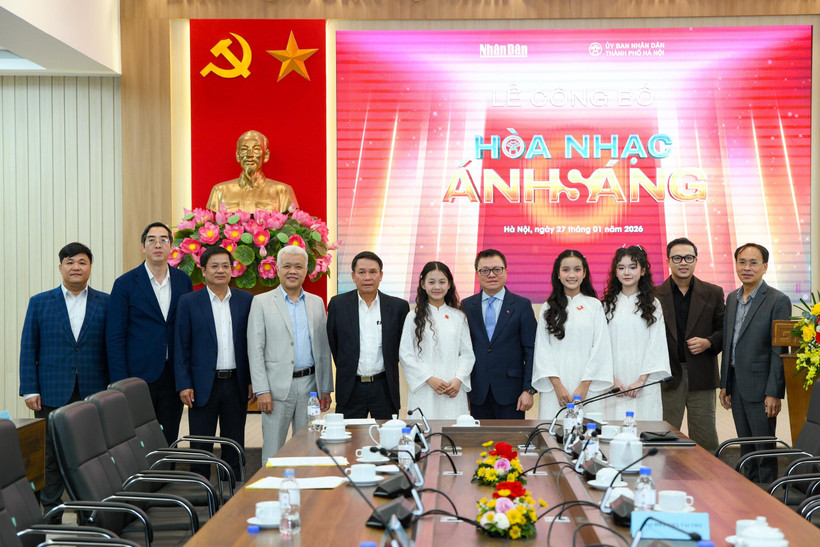 Đại diện Ban Tổ chức và các đại biểu, nghệ sỹ tại lễ công bố chương trình. (Ảnh: Thế Đại)