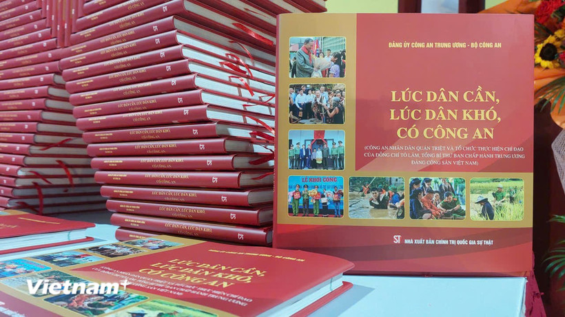 Cuốn sách “Lúc dân cần, lúc dân khó, có Công an” khẳng định truyền thống vẻ vang của lực lượng Công an nhân dân tuyệt đối trung thành với Đảng, với Tổ quốc, gắn bó máu thịt với nhân dân. (Ảnh: Minh Thu/Vietnam+)