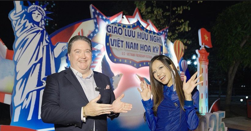 Đại sứ Marc E. Knapper và rapper Suboi tại Ngày hội Hữu nghị Việt Nam-Hoa Kỳ tại Hà Nội. (Ảnh: ĐSQ)