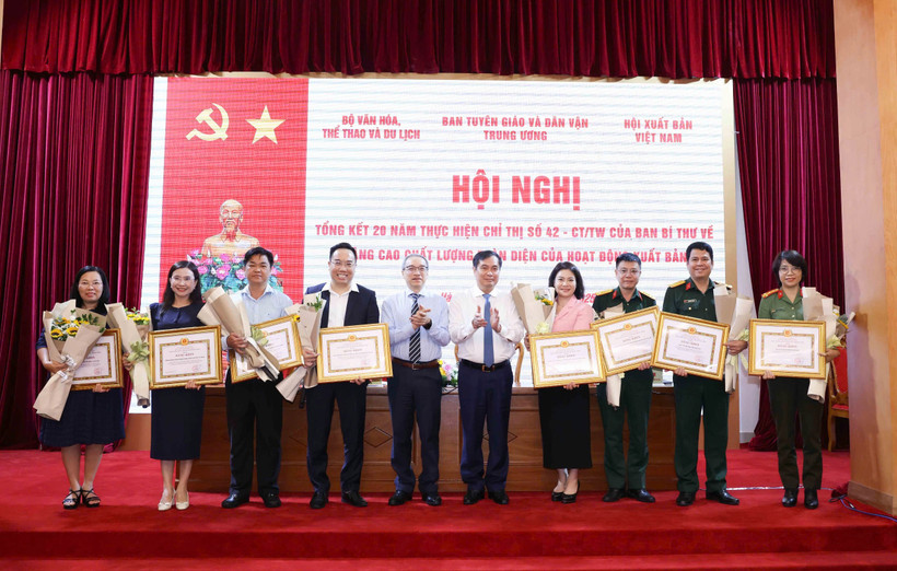 Ban Tuyên giáo và Dân vận Trung ương trao Bằng khen cho 17 tập thể có thành tích xuất sắc trong công tác tham mưu, tổ chức thực hiện Chỉ thị số 42-CT/TW (2004-2024). (Ảnh: CTV/Vietnam+)