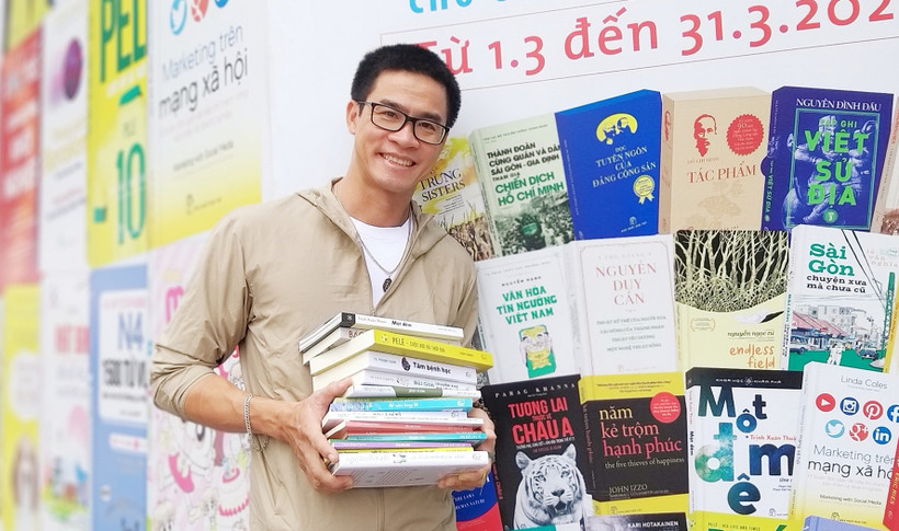 Chưa từng lỡ hẹn, tác giả Nguyễn Phong Việt lại tái ngộ với "Chúng ta sống để trở về" tiếp nối chuỗi tác phẩm mở đầu bằng "Chúng ta sống..." đều đặn phát hành mỗi dịp năm qua Tết đến. (Ảnh: NVCC)