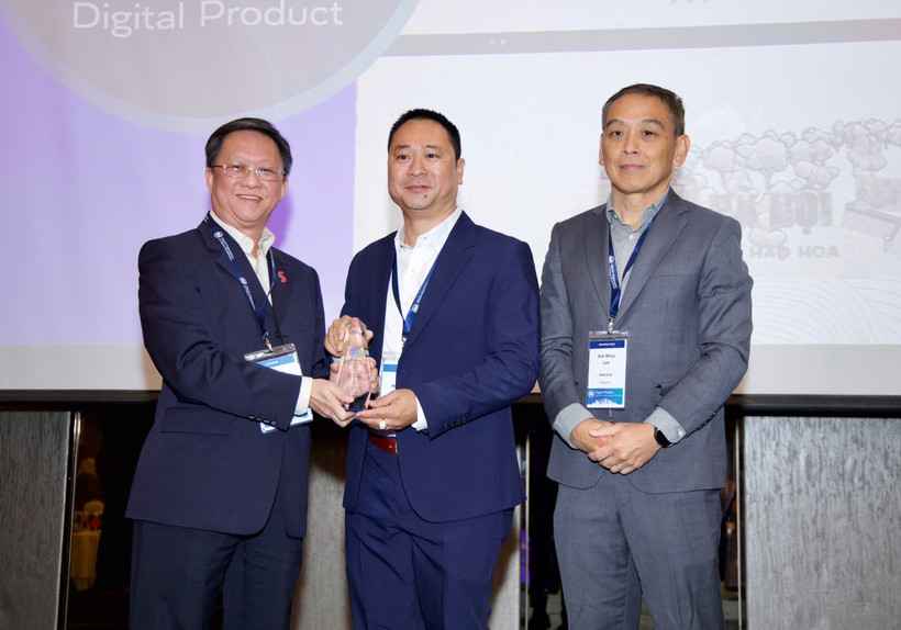 Nhà báo Trần Ngọc Long (giữa) đại diện Báo Điện tử VietnamPlus nhận giải thưởng tại Malaysia. (Ảnh: PV/Vietnam+)