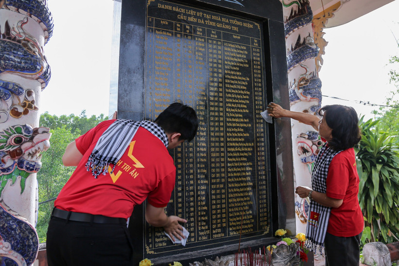 Câu lạc bộ Mãi mãi tuổi 20 đã tổ chức hàng trăm chuyến đi về nguồn, tri ân những người đã hy sinh xương máu cho Tổ quốc. (Ảnh: CLB)