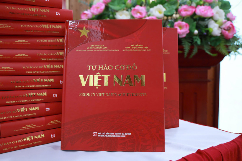 Cuốn sách gồm 17 bài viết, với gần 600 trang khổ lớn, được trình bày trang trọng, xuất bản song ngữ Việt-Anh. (Ảnh: PV/Vietnam+)