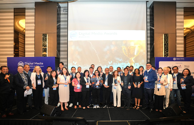 Đại diện các cơ quan báo chí-truyền thông đoạt giải tại Lễ trao Giải thưởng Truyền thông Kỹ thuật số châu Á năm 2025. (Ảnh: PV/Vietnam+)