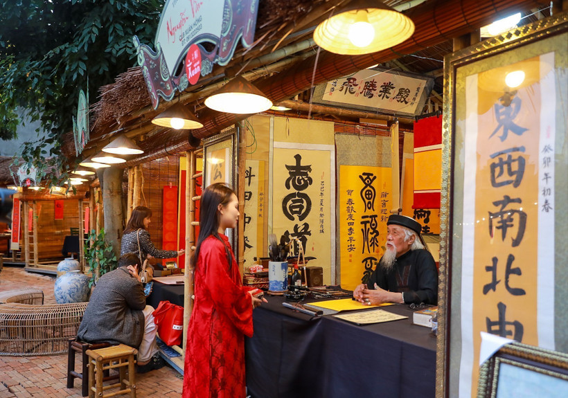 Điểm nhấn xuyên suốt của Hội chữ Xuân Bính Ngọ 2026 là hoạt động xin chữ đầu năm tại 35 gian lều thư pháp. (Ảnh: Khánh Hòa/TTXVN)