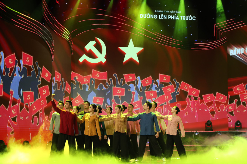 Chương trình nhằm ôn lại truyền thống vẻ vang, khẳng định vai trò lãnh đạo toàn diện của Đảng trong suốt tiến trình cách mạng. (Ảnh: CTV/Vietnam+)