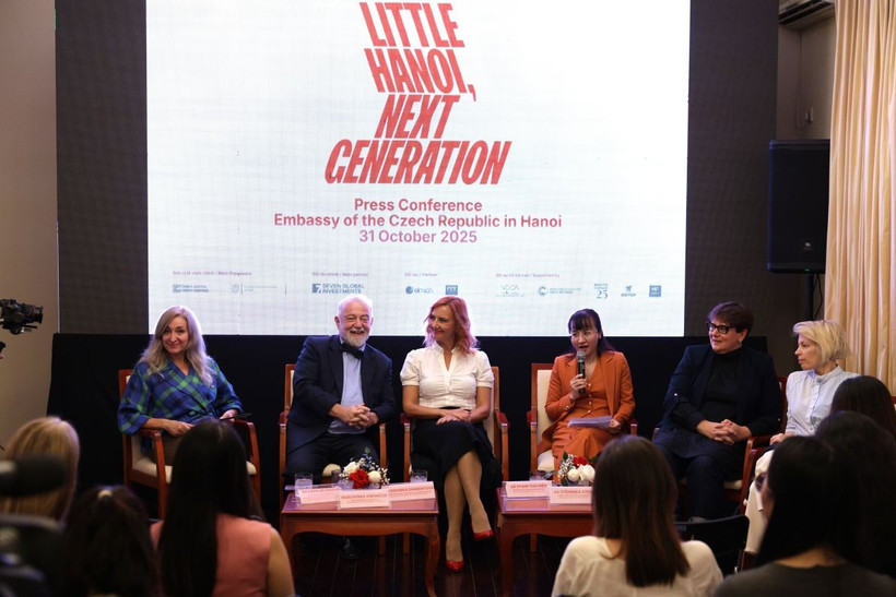 Đại sứ Cộng hòa Séc tại Việt Nam (thứ hai từ trái sang) chủ trì buổi gặp gỡ báo chí tại Hà Nội. (Ảnh: Minh Thu/Vietnam+)