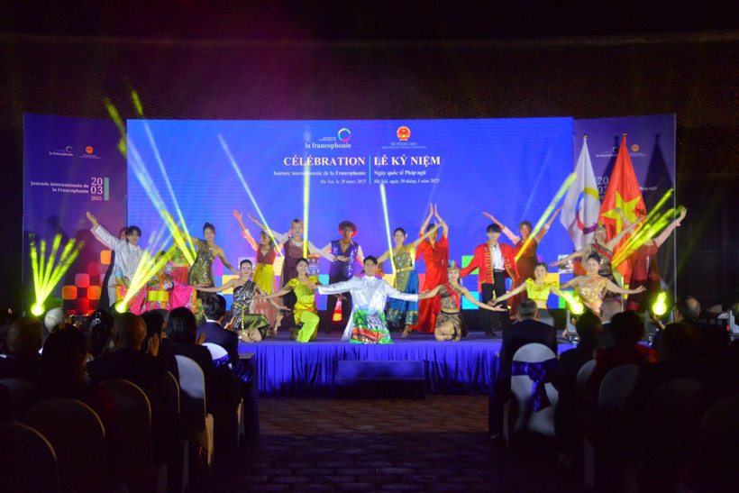 Trong khuôn khổ chương trình, sinh viên Khoa tiếng Pháp – Trường Đại học Hà Nội góp mặt với tiết mục biểu diễn nghệ thuật đặc sắc, mang đậm dấu ấn văn hóa Pháp ngữ. (Ảnh: HANU)