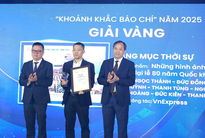 Anh Phạm Ngọc Thành (giữa) đại diện nhóm tác giả nhận giải Vàng ở hạng mục Thời sự với tác phẩm "Những hình ảnh nổi bật trong đại lễ 80 năm Quốc khánh." (Ảnh: Quang Hùng)