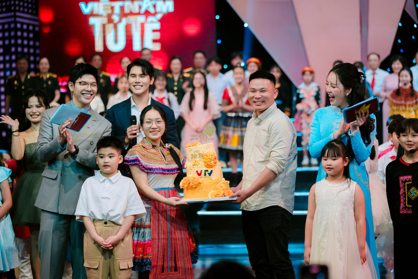 Hành trình "Việc tử tế" đã vinh danh hơn 2.500 nhân vật trong suốt 10 năm qua. (Ảnh: VTV)