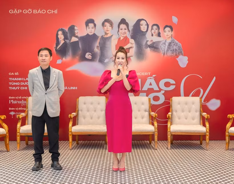 Nhạc sỹ Giáng Son và nhạc sỹ Nguyễn Quang Long trong buổi gặp gỡ báo chí giới thiệu đêm nhạc. (Ảnh: PV/Vietnam+)