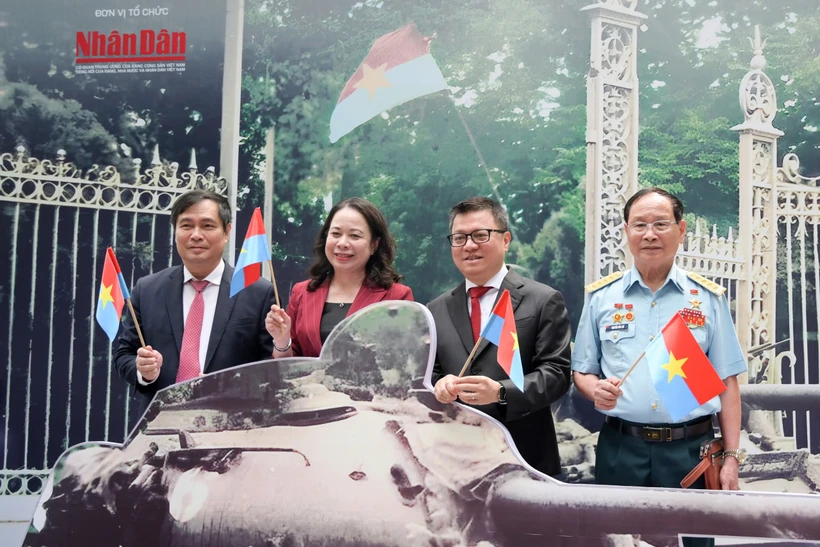 Phó Chủ tịch nước Võ Thị Ánh Xuân và các đại biểu dự triển lãm tương tác kỷ niệm 50 năm thống nhất đất nước tại Báo Nhân Dân. (Ảnh: Phương Hoa/TTXVN)