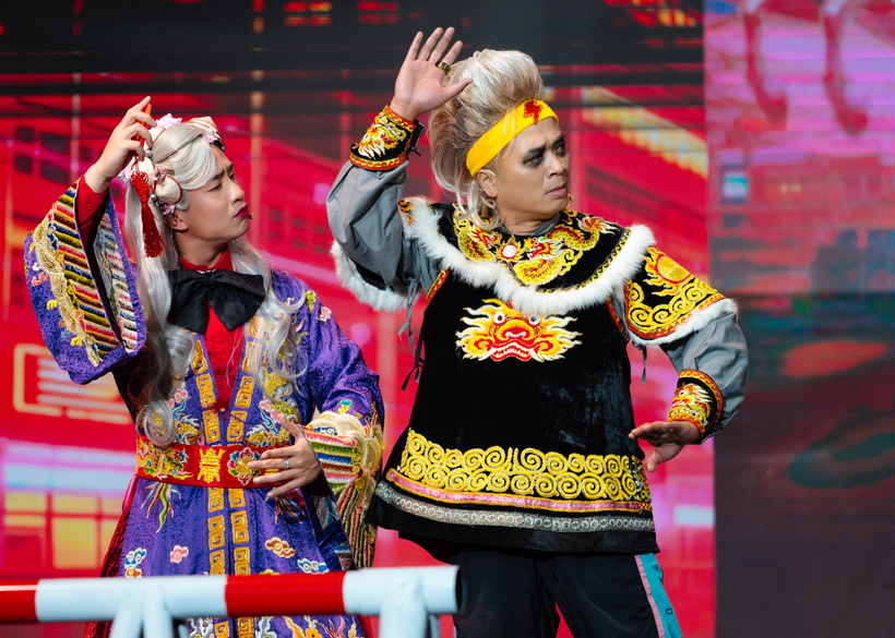 Chương trình vẫn có bóng dáng của ""Gặp nhau cuối năm: Táo Quân" nhưng các nhân vật đề cập đến các vấn đề nóng trong xã hội bằng hình thức mới. (Ảnh: VTV)