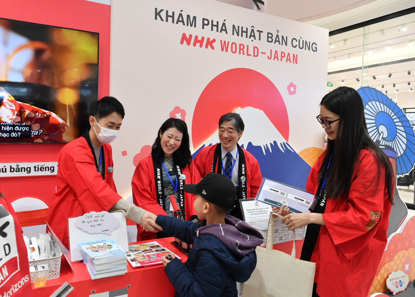 Quầy thông tin giới thiệu về Đài NHK World-Japan. (Ảnh: PV/Vietnam+)