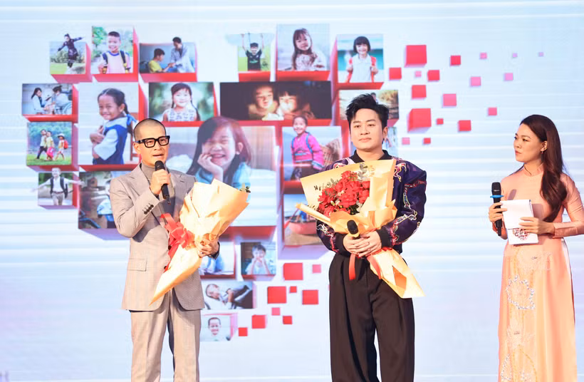 Ca sỹ Tùng Dương và đạo diễn Việt Tú là Đại sứ của Quỹ Chạm yêu thương. (Ảnh: PV/Vietnam+)
