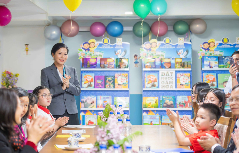 Phu nhân Ngô Phương Ly tới thăm lớp học tiếng Việt tại Belarus. (Ảnh: Minh Nhật)