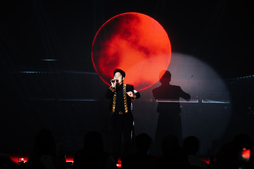 Ca sỹ Tùng Dương biểu diễn tại Hội nghị. Anh là người hoạt động nghệ thuật đồng thời cũng là người có những chia sẻ tích cực trên mạng xã hội. (Ảnh: PV/Vietnam+) 