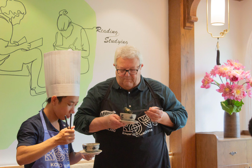 Chủ tịch Quốc hội New Zealand Gerry Brownlee nếm món thịt bò cuốn lá lốt. (Ảnh: PV/Vietnam+)