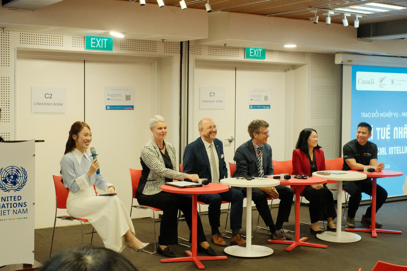 Các chuyên gia tham gia thảo luận tại buổi trao đổi nghiệp vụ “Trí tuệ nhân tạo và Báo chí.” (Ảnh: Thu Hà/Vietnam+) 